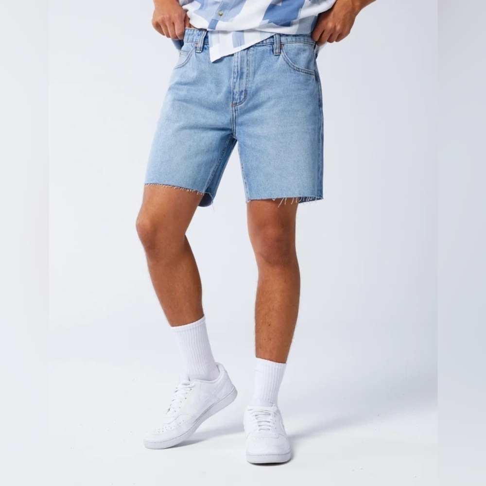 NWT ROLLA’S Ezy Denim Mid-Rise Stone Wash Raw Hem Shorts in OG Blue size 36